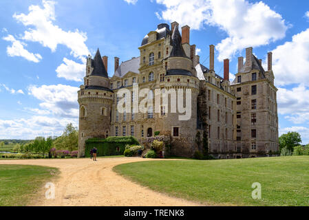 Il Château de Brissac, il più alto château in Francia, su una soleggiata giornata di primavera Foto Stock