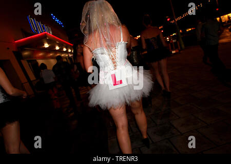 Viste generali di ragazze godendo di una gallina la notte a Brighton, East Sussex, Regno Unito. Foto Stock