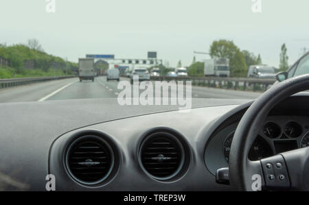 Vista dall'interno della cabina di pilotaggio di auto in autostrada in Inghilterra nei pressi di Londra Foto Stock