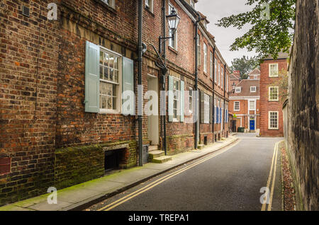 Il vecchio tradizionale britannica case a schiera lungo una strada stretta Foto Stock