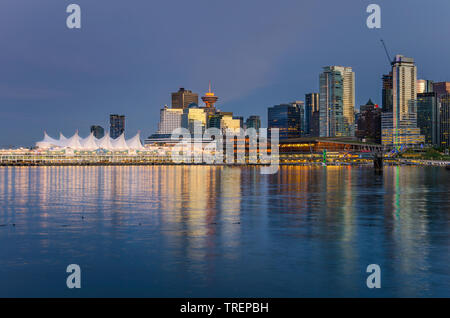 Splendida vista sullo skyline di Vancouver al crepuscolo. La British Columbia, Canada. Foto Stock