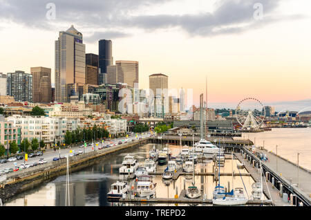 Vista di Seattle Waterfront e il centro cittadino al crepuscolo Foto Stock