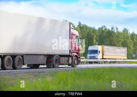 Due rimorchi andare sul modo in diverse direzioni Foto Stock