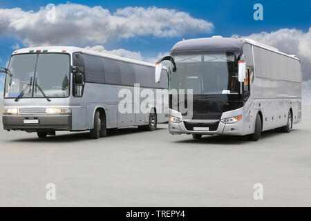 Gli autobus turistici su asfalto contro sky Foto Stock