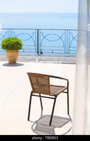 Sedia sulla terrazza con vista mare orizzonte Foto Stock