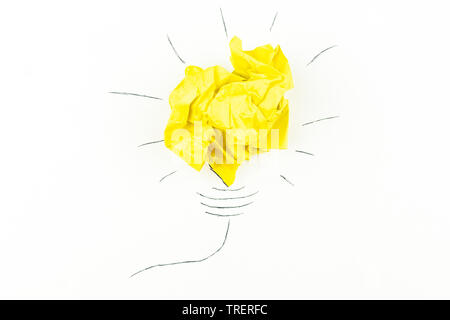 Concetto creativo "idea", una nuova idea. Dipinto di lampadina con una carta sgualcita sfera gialla. Foto Stock