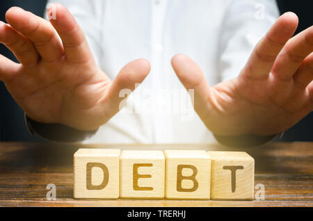 Un imprenditore è recintata da debito. Incapacità di pagare il debito, difficoltà economiche. Atmosfera sfavorevole per il business. Banca. Rifiuto di prestiti w Foto Stock