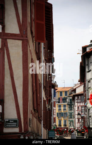 Bayonne (a sud-ovest della Francia): 'rue Port de Castets' street nel centro della città Foto Stock