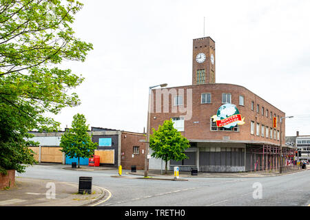 Clock Tower con chiusura e saliti fino ai negozi nel centro della cittadina di Crewe Cheshire Regno Unito Foto Stock