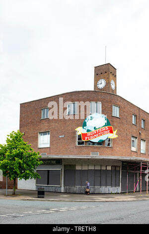 Clock Tower con chiusura e saliti fino ai negozi nel centro città di Crewe Cheshire Regno Unito Foto Stock