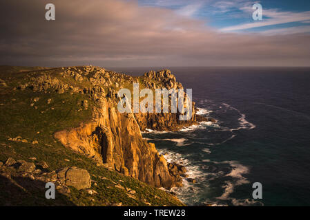 Sunset Zawn Trevilley e Carn Boel a Lands End sulla punta della Cornovaglia, Inghilterra, Regno Unito. Foto Stock