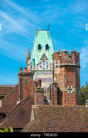 Tetti di Abbey House la Guildhall in background, Winchester, Hampshire, Inghilterra, Regno Unito Foto Stock