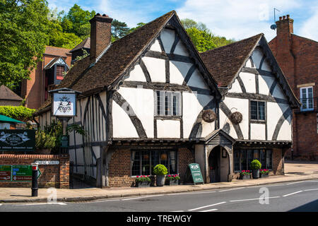 Il vecchio Cheil canonica costruita nel 1450 è una metà medievali edificio con travi di legno che ora ospita un ristorante in Winchester, Hampshire, Inghilterra, Regno Unito. Foto Stock