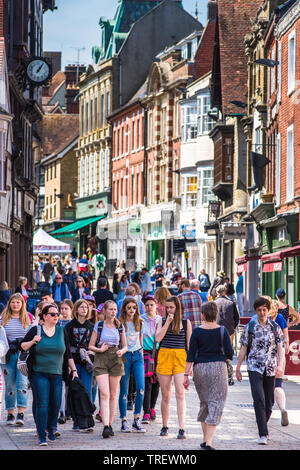 Winchester High Street nel centro della città affollata con gli acquirenti. Hampshire. In Inghilterra. Regno Unito. Foto Stock