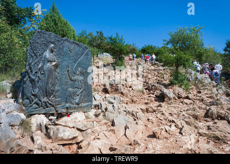 Medjugorje, Bosnia Erzegovina - 6 Luglio 2012: pellegrini visitano apparizione Hill a Medjugorje, in Bosnia ed Erzegovina. Foto Stock