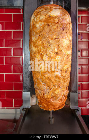 Cucina Turca di Döner di pollo; cottura rotante della cava. Foto Stock