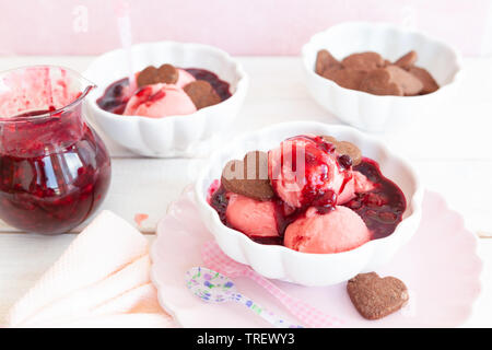 Coppa di gelato al lampone con una salsa di frutta Foto Stock