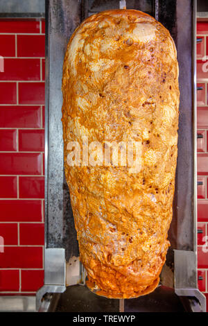 Cucina Turca di Döner di pollo; cottura rotante della cava. Foto Stock