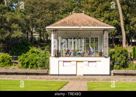 Una lezione di aerobica che si svolgono in Bandstand su Giardini inferiori di Bournemouth Dorset, Inghilterra, Regno Unito. Foto Stock