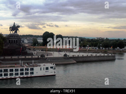 Deutsches Eck o angolo tedesco è un monumento di Guglielmo I sul suo cavallo seduti su un angolo dove il Fiume Mosella incontra il fiume Reno nella città di Foto Stock