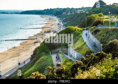 Bournemouth West Beach e scogliere con una sequenza di salti zig zag percorso di scogliera, Baia di Poole, Dorset. Inghilterra, Regno Unito Foto Stock