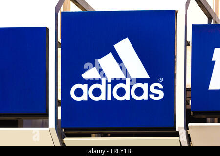 Troisdorf, Renania settentrionale-Vestfalia/Germania - 16 11 18: adidas segno a Troisdorf Germania Foto Stock