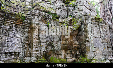 In rovina il patrimonio architettonico di Ta Prohm tempio antico complesso con vecchie pietre sparse e rock. (Angkor Wat, UNESCO, Siem Reap, Cambogia) Foto Stock