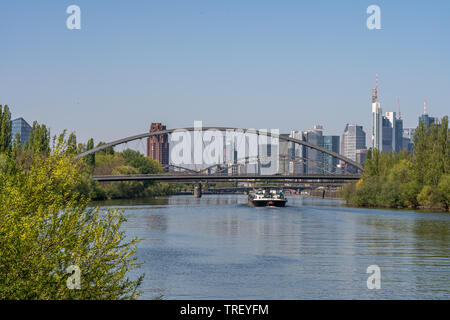 Vista sul fiume principale, il ponte e la skyline di Francoforte dal litorale del fiume principale, Francoforte Hesse, Germania Foto Stock