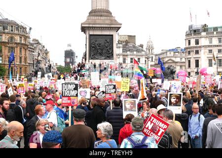 Londra, Regno Unito. Il 4 giugno, 2019. Una stima di 40.000 persone girare fino al ant-trump demo in Trafalgar Square, invece del previsto 250.000. Credito: Brian Minkoff/Alamy Live News Foto Stock