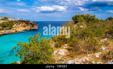 Cala Mendia vista mare panoramica con cielo blu in estate Foto Stock