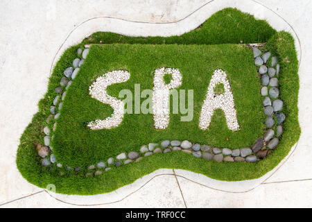 Un segno di fronte al centro termale presso il Valentin Imperial Maya all inclusive resort realizzato in erba, sabbia e pietre. Foto Stock