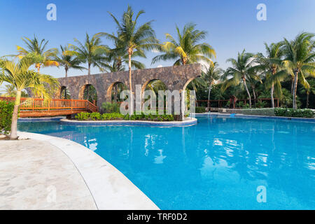 La piscina al Valentin Imperial Maya offre una cascata, pallavolo net e due swim up bar. Foto Stock