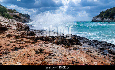 Onde forti con vista mare sulla spiaggia di Cala Romantica Spagna Mallorca Foto Stock
