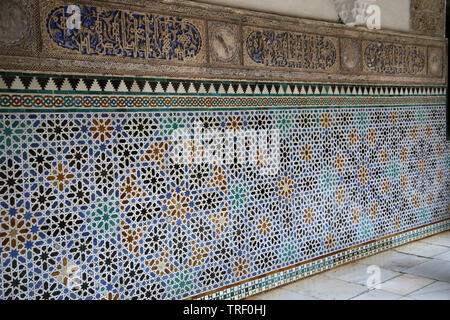 Spagna. Siviglia. Royal Alcazar. Motivi geometrici su piastrelle ceramiche. Foto Stock