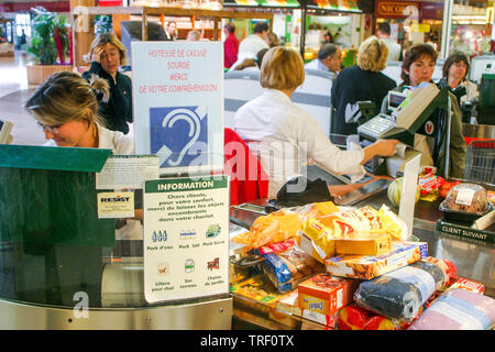 Ipermercato Auchan, disabili dipendente, Ecully, Francia Foto Stock