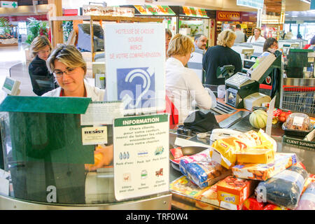 Ipermercato Auchan, disabili dipendente, Ecully, Francia Foto Stock
