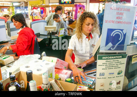 Ipermercato Auchan, disabili dipendente, Ecully, Francia Foto Stock