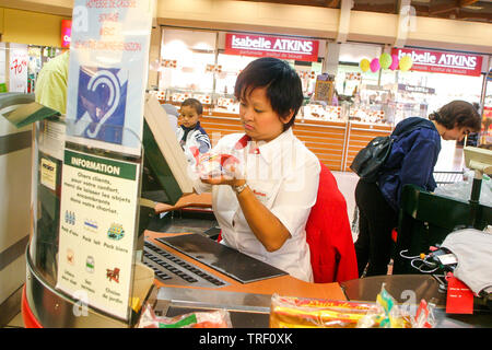 Ipermercato Auchan, disabili dipendente, Ecully, Francia Foto Stock
