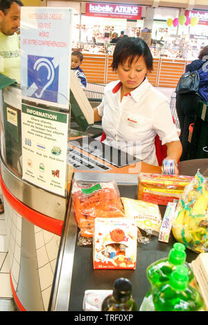 Ipermercato Auchan, disabili dipendente, Ecully, Francia Foto Stock