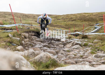 Finn Iles crash durante la sequenza di esecuzione pratica - UCI Mountain Bike World Cup a Fort William Scozia - Serie di 13 immagini immagine 3/13 Foto Stock