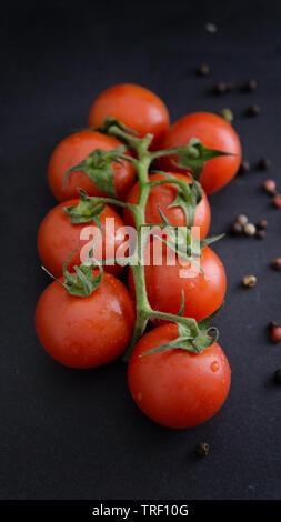 Pomodori ciliegia nera su sfondo close up Foto Stock