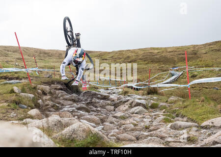 Finn Iles crash durante la sequenza di esecuzione pratica - UCI Mountain Bike World Cup a Fort William Scozia - Serie di 13 immagini immagine 7/13 Foto Stock