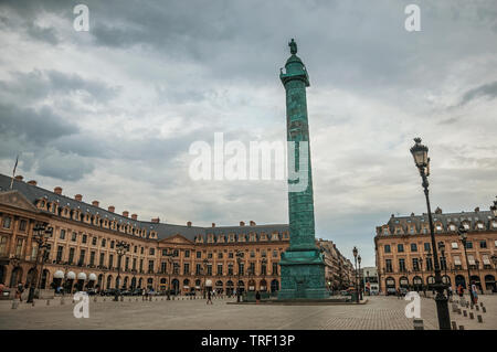 Place Vendome con la sua colonna centrale e alberghi intorno a Parigi. Uno dei più imponenti del mondo centro culturale in Francia. Foto Stock