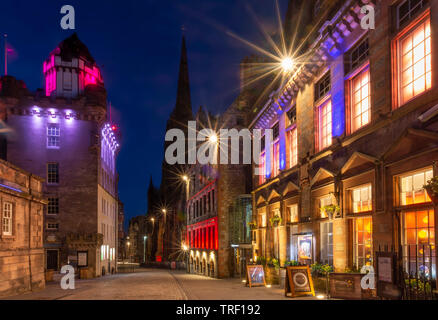 Castlehill, parte superiore del Royal Mile di Edimburgo di notte Foto Stock