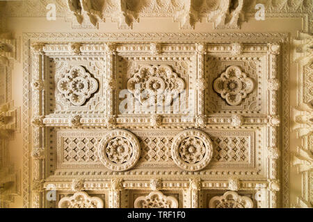 Il molto elaborata e soffitto decorato della sala Durbar a Osborne House nell'Isola di Wight. Regno Unito. La sala Durbar fu costruito dalla Regina Vittoria dopo la morte del marito Prince Albert. (99) Foto Stock