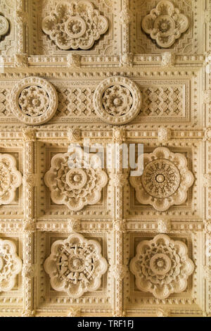 Il molto elaborata e soffitto decorato della sala Durbar a Osborne House nell'Isola di Wight. Regno Unito. La sala Durbar fu costruito dalla Regina Vittoria dopo la morte del marito Prince Albert. (99) Foto Stock