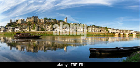 Il fiume Vienne e La Fortezza Reale di Chinon, Indre et Loire department, centro Val de Loire, Francia, Europa Foto Stock