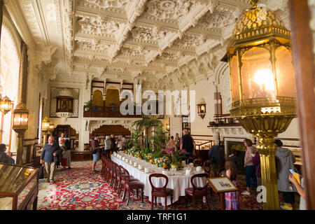 I turisti / i visitatori all'interno del camera Durbar a Osborne House nell'Isola di Wight. Regno Unito. La sala Durbar fu costruito dalla Regina Vittoria dopo la morte di suo marito, il Principe Albert. (99) Foto Stock