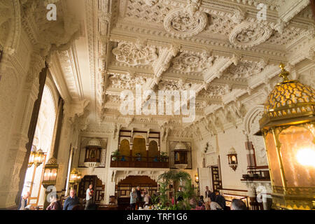 Il molto elaborata e soffitto decorato della sala Durbar a Osborne House nell'Isola di Wight. Regno Unito. La sala Durbar fu costruito dalla Regina Vittoria dopo la morte del marito Prince Albert. (99) Foto Stock