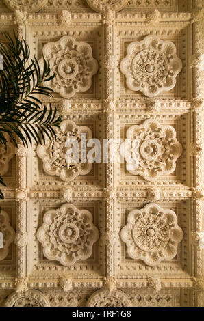 Il molto elaborata e soffitto decorato della sala Durbar a Osborne House nell'Isola di Wight. Regno Unito. La sala Durbar fu costruito dalla Regina Vittoria dopo la morte del marito Prince Albert. (99) Foto Stock